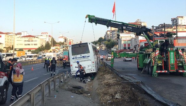 İstanbul’da yolcu otobüsü devrildi