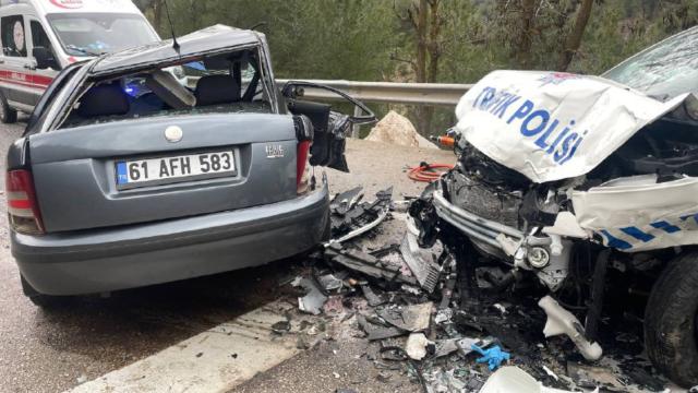 Otomobil polis aracıyla çarpıştı: 1 ölü, 2 yaralı