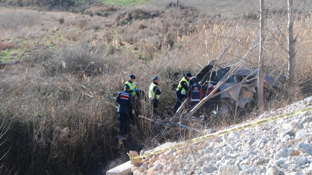 Otomobil dere yatağına yuvarlandı: 2 ölü