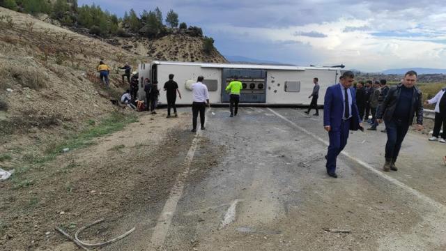 Mersin de yolcu otobüsü devrildi: 18 yaralı