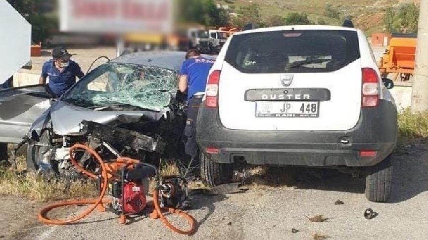 Kırşehir de 3 otomobil çarpıştı: 2 ölü