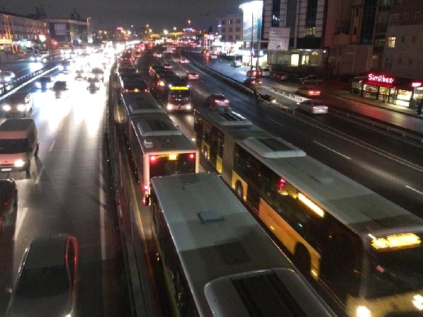 Metrobüs arızası trafiği felç etti