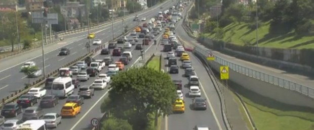 İstanbul da kaza nedeniyle trafik kilitlendi