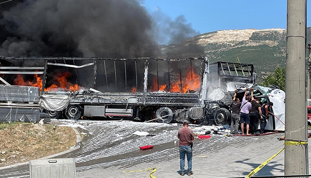 Sakarya da feci kaza: Ölü ve yaralılar var