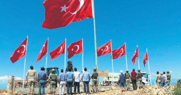 Afrin Keltepe de şehit olan 9 asker için 9 Türk bayrağı dikildi