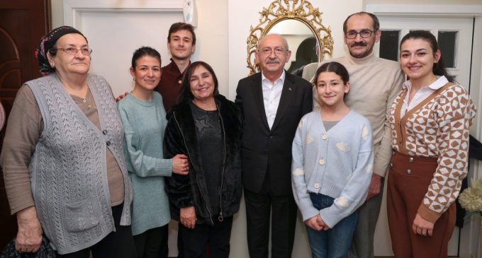 Kılıçdaroğlu, kendisini evine davet eden öğrenciyi kırmadı