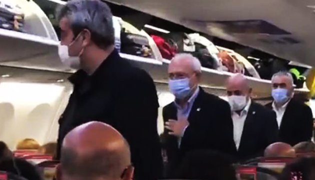 Kılıçdaroğlu tarifeli uçakta vatandaşlarla birlikte yolculuk yaptı!