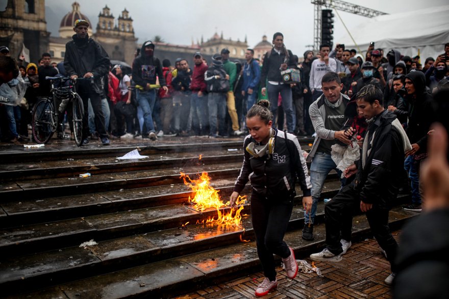 Kolombiya da  binlerce kişi sokaklarda