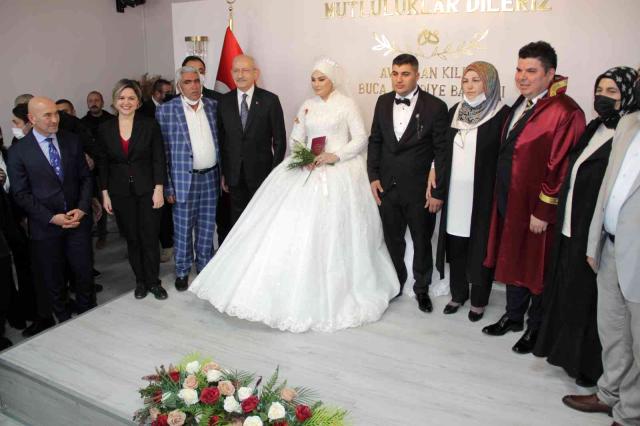 Kılıçdaroğlu, nikah şahidi olduğu geline bilezik taktı