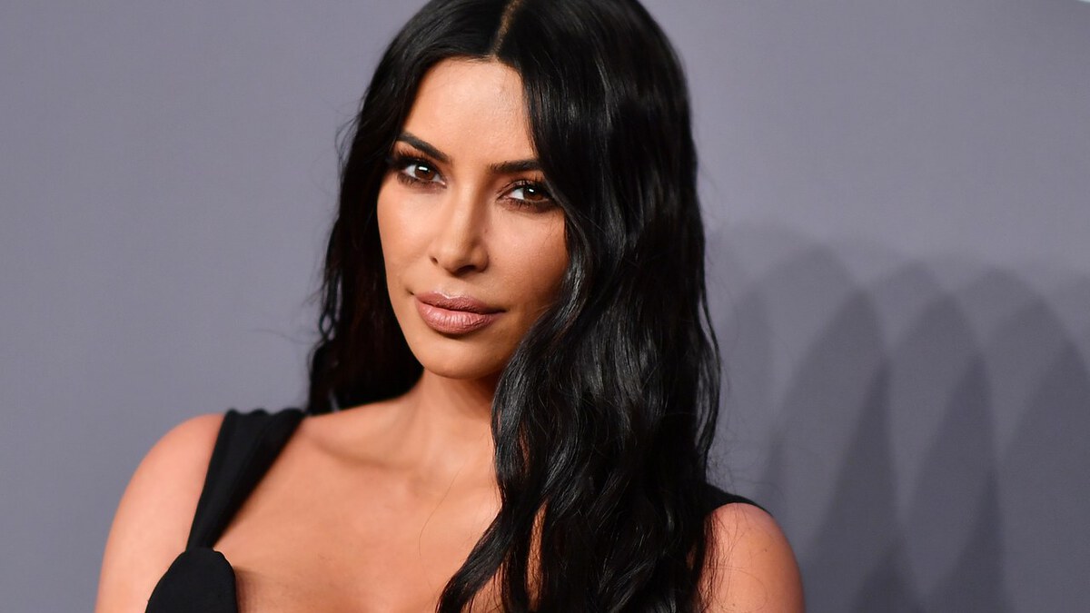 Kim Kardashian, tanga bikinisiyle kıvrımlarını sergiledi