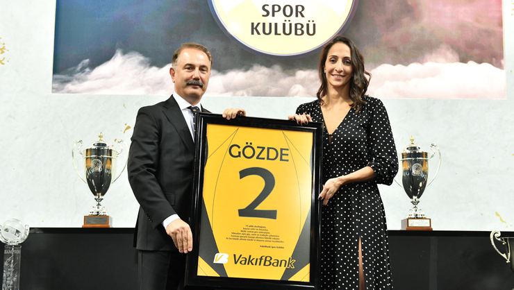 VakıfBank efsanesi Gözde Kırdar ın 2 numaralı forması emekli edildi