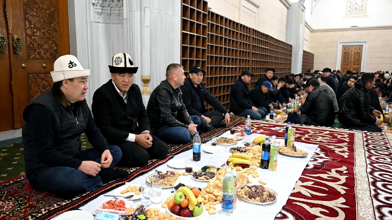 Kırgızistan Cumhurbaşkanı Caparov İmam Serahsi Camisi nde iftar verdi