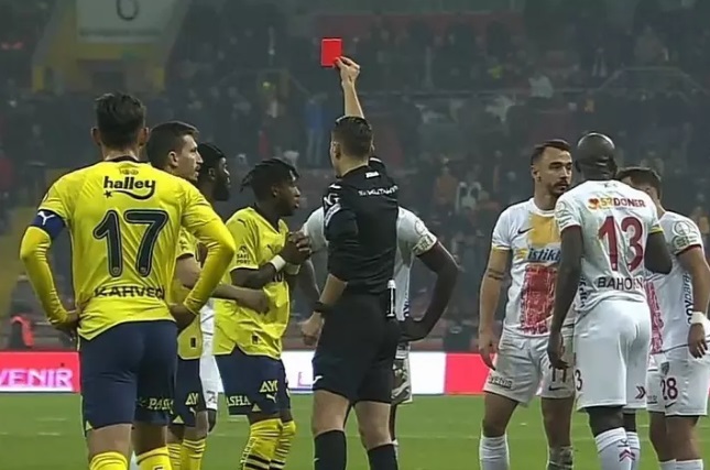 Fenerbahçe ye Galatasaray derbisi öncesi iki kötü haber!