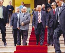  KIRMIZI HALI YLA RÜTBESİNİN  BAŞ I GİTTİ