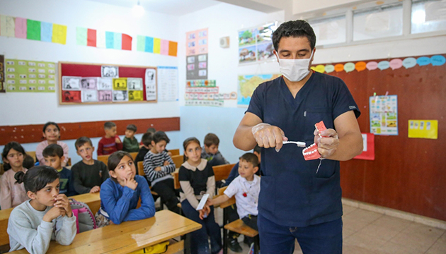 Doktor adayları, kırsaldaki çocuklara hizmet veriyor