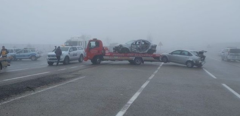 Zincirleme trafik kazasında araçlar birbirine girdi: 2 ölü, 12 yaralı
