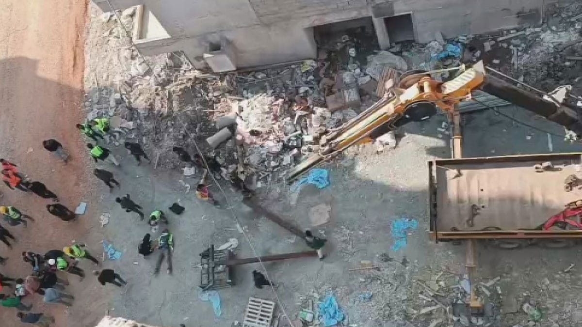 Hatay da 25 metrelik vinç kırıldı: İki işçi yaralandı