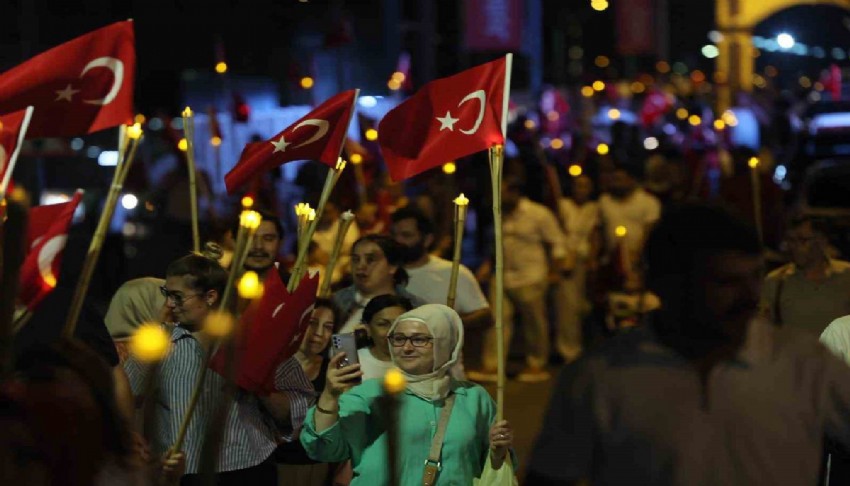 İzmit sokakları fener alayıyla aydınlandı