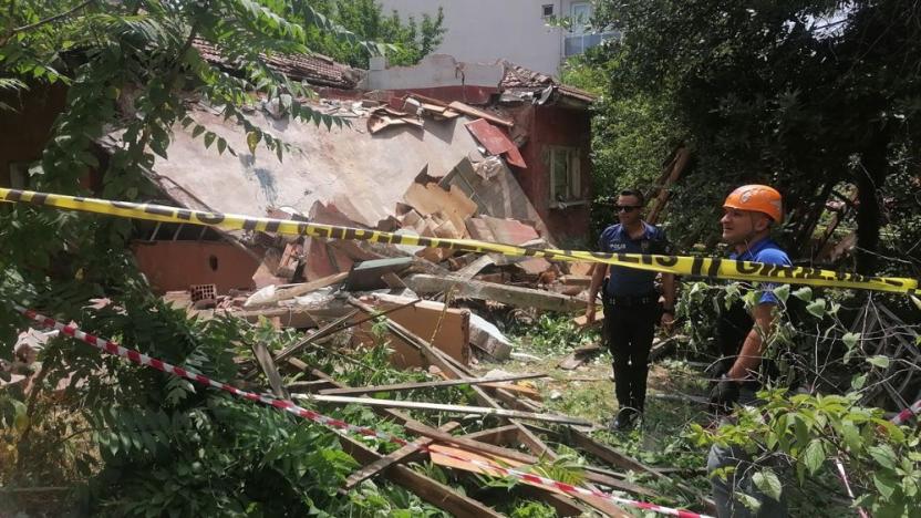 Tavanı çöken metruk evde 1 i çocuk 2 kişi yaşamını yitirdi