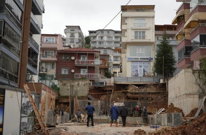 İstinat duvarı çöktü, 4 bina boşaltıldı!