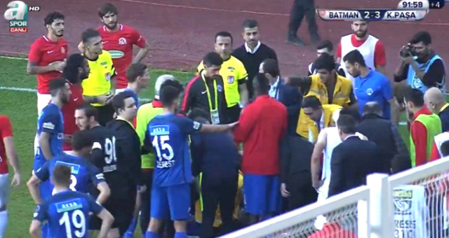 Futbolcunun yüzüne su şişesi attılar