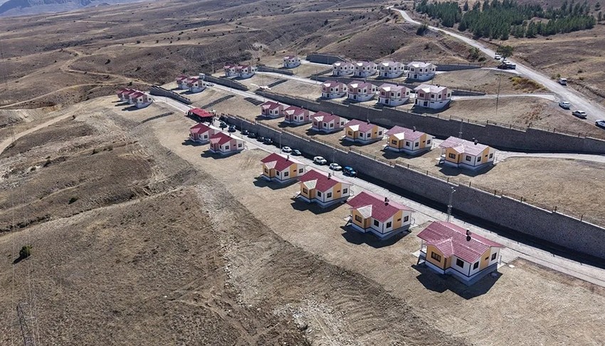 Erzincan'da afet konutları sahiplerine teslim edildi