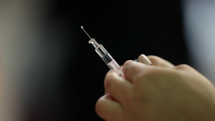 Yunanistan da bir kişi Kovid 19 aşısı olduktan 8 dakika sonra öldü