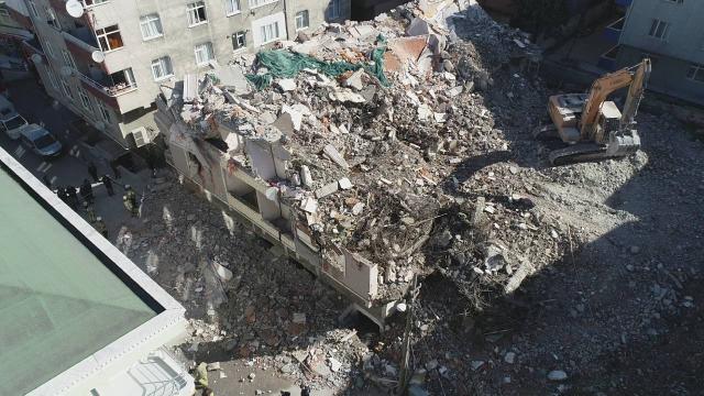 Küçükçekmece de yıkım sırasında bina çöktü!