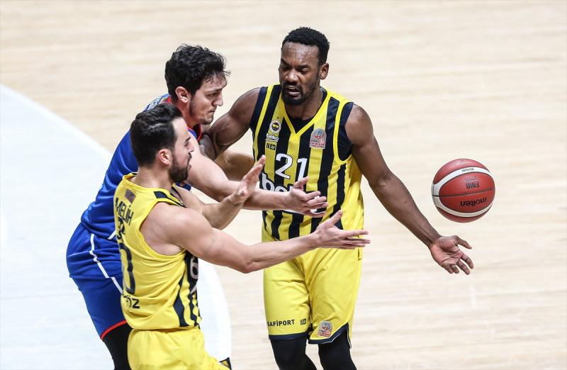 Anadolu Efes Fenerbahçe yi yenerek kupaya uzandı!