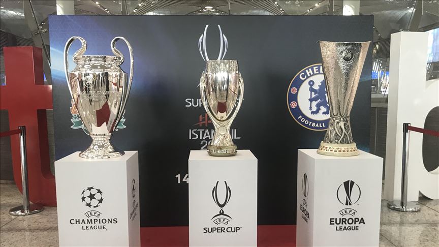 UEFA kupaları İstanbul da sergilenmeye başlandı
