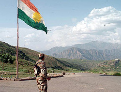 BARZANİ KÜRT BAYRAĞI DİKTİ