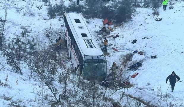 Yolcu otobüsü şarampole yuvarlandı: 3 ölü