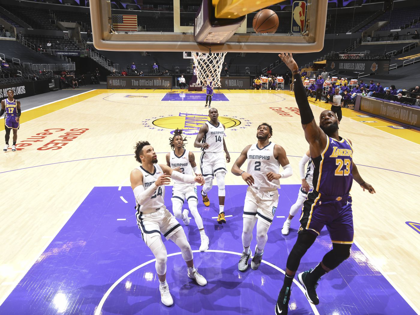 Lakers geriden gelip kazandı