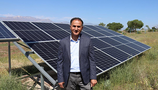 Atıl araziyi tarıma kazandırdı, güneş enerjisiyle ağaç yetiştiriyor
