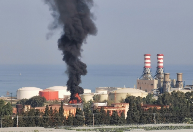Lübnan da petrol tesislerinde yangın çıktı
