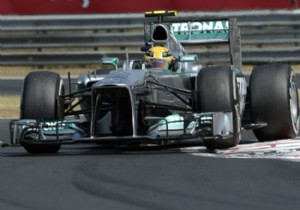 Lewis Hamilton seriyi 5 e çıkardı!