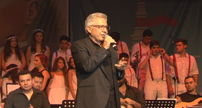 Livaneli korosu ilk konserini verdi