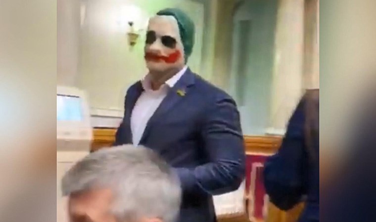 Ukrayna Parlamentosu nda maskeli protesto