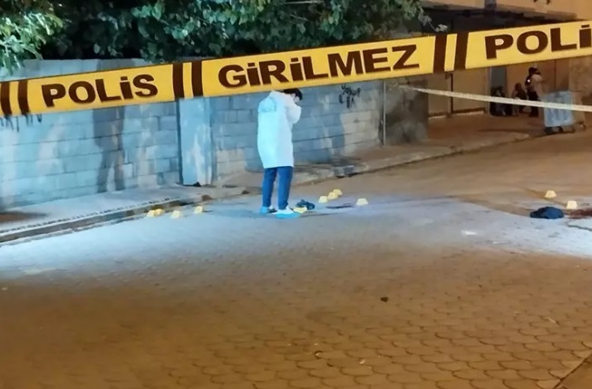 Kan donduran cinayet! Çocuklarının gözü önünde eşini öldürdü