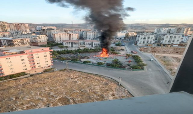 Çocuk parkındaki oyuncaklar yakıldı