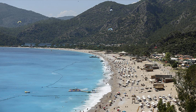 Ege de vatandaşlar sahillere akın etti