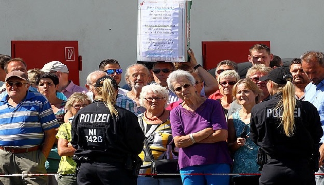 Göçmen karşıtlarından protesto!