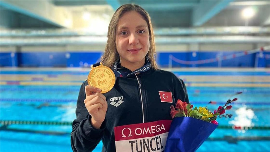 Milli yüzücü Merve Tuncel dünya şampiyonu!