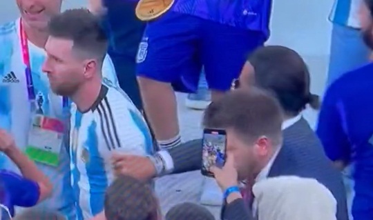 Nusret in Messi yi sahada kolundan çekiştirdiği anlar gündem oldu