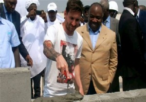Şok... Messi’yi yerden yere vurdular!