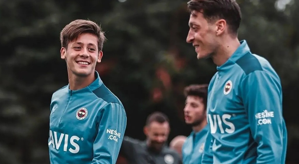 Mesut Özil den Arda Güler e telefon