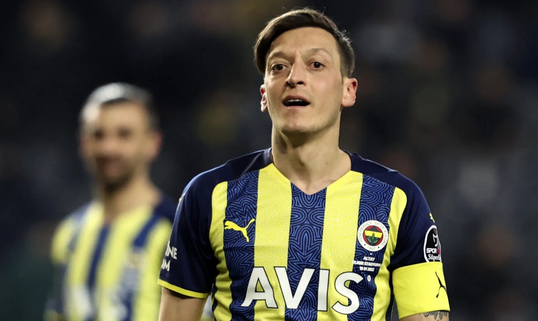 Futbolu bırakan Mesut Özil in serveti dudak uçuklattı!