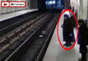 Metroda İntihar Anı  VİDEO