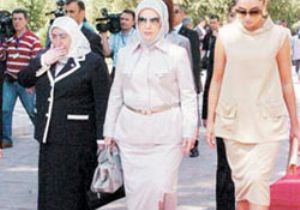 Emine Erdoğan a Etek Jesti