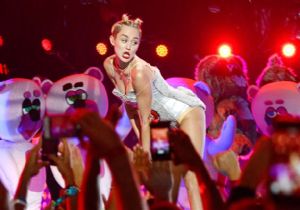 Disney Prensesi Miley Cyrus tan Striptiz, Kucak Dansı ve Twerk!
